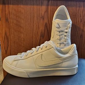 Nike classic tennis shoes